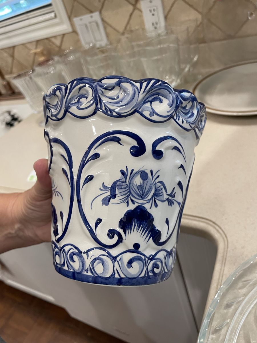 Hand-Painted Blue & White Ceramic Scalloped Planter Pot - Decorative Floral Design