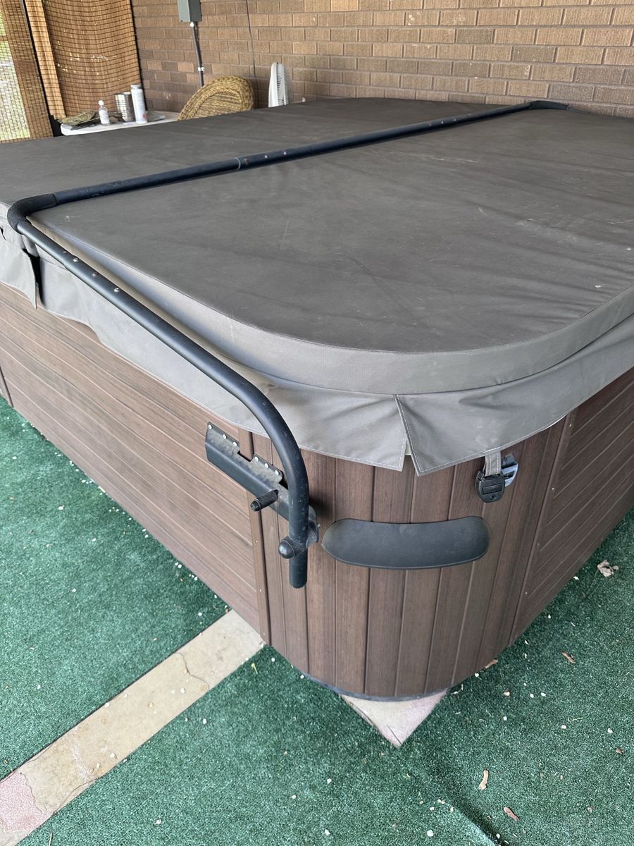 Bullfrog spa hot tub