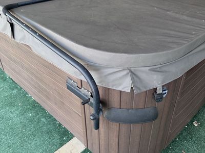 Bullfrog spa hot tub