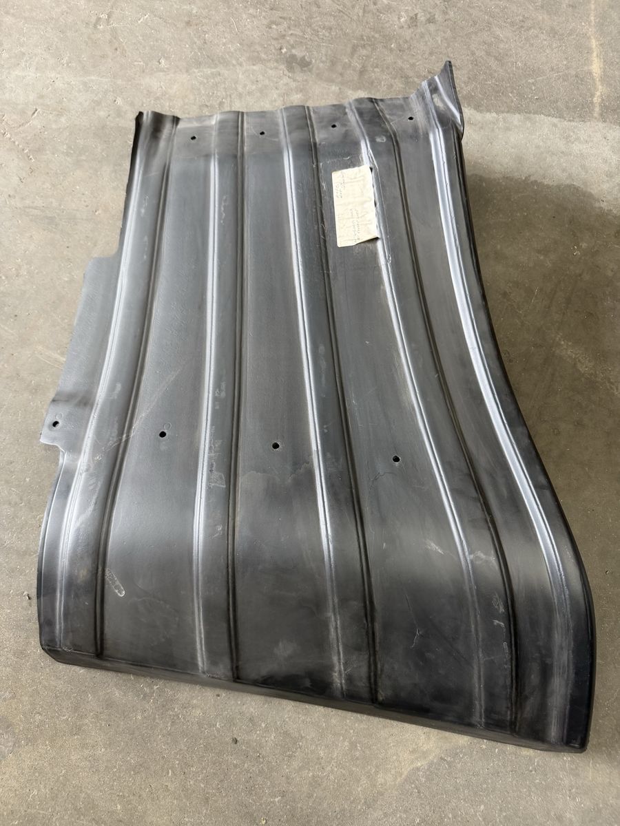 PACCAR OEM right-hand splash shield and mudflap