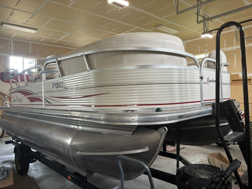 2009 SunTracker 18ft  Party Barge