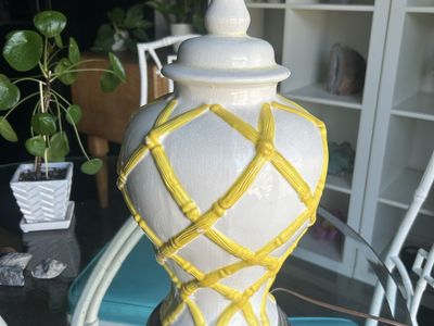 Vintage Chinoiserie Yellow & White Faux Bamboo Trellis Ceramic Ginger Jar Table Lamp