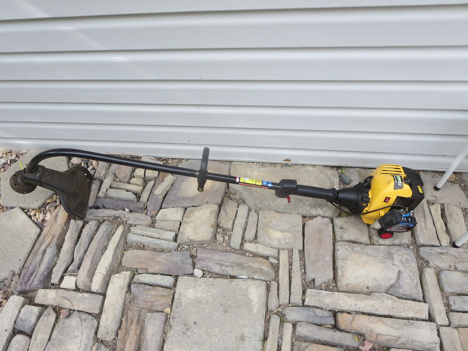 Bolens Bl110 25-cc 2-cycle 16-in Curved Shaft Gas String Trimmer