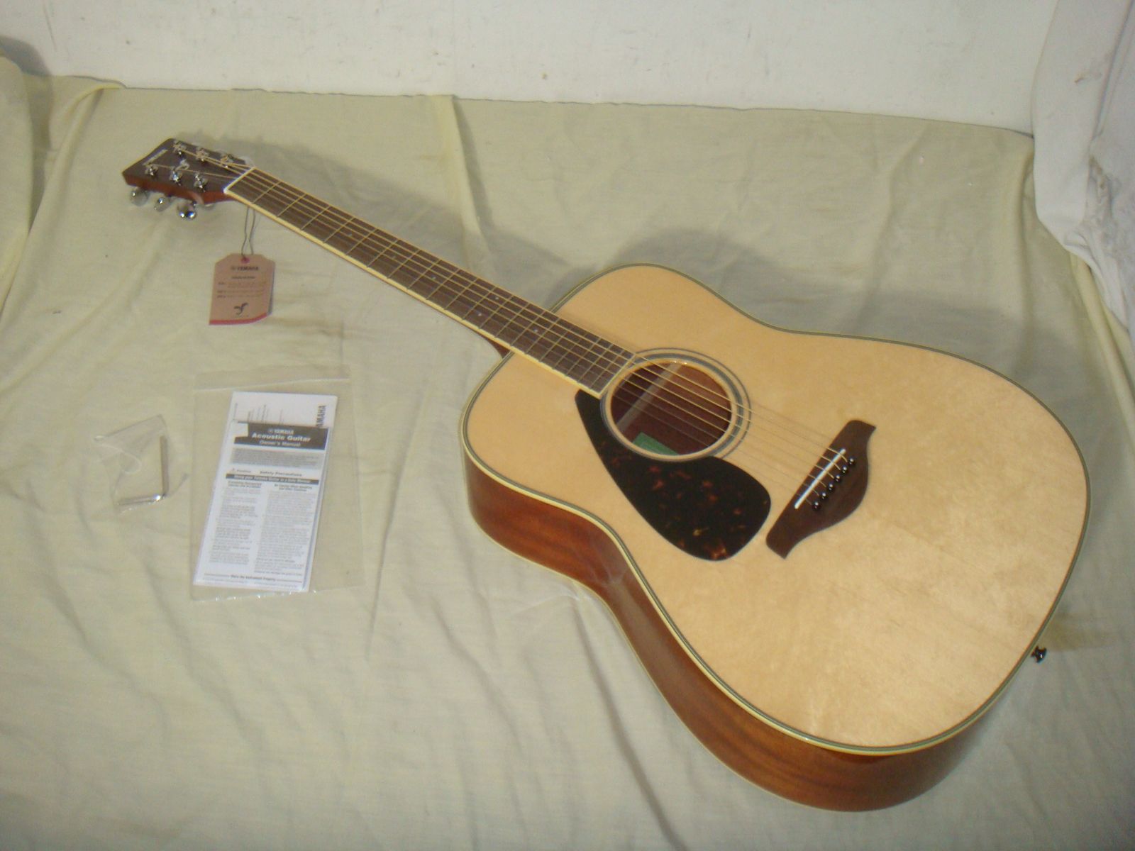 YAMAHA FG820L LEFT-HANDED SOLID TOP DREADNOUGHT ACOUSTIC GUITAR -NATURAL