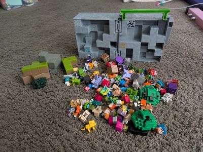 mini Minecraft storage play set with figures