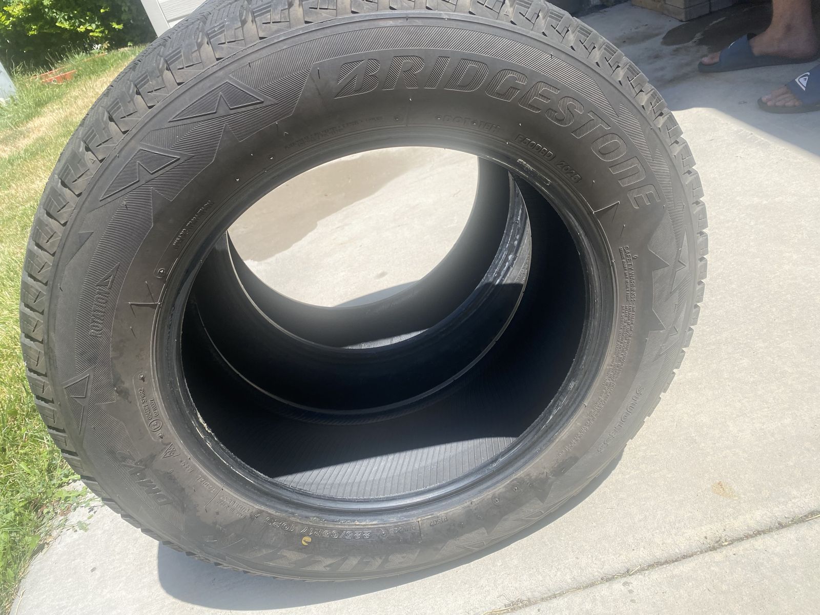 Bridgestone Blizzak DM-V2 Winter Tire — 225/65R17 102S — Single Tire