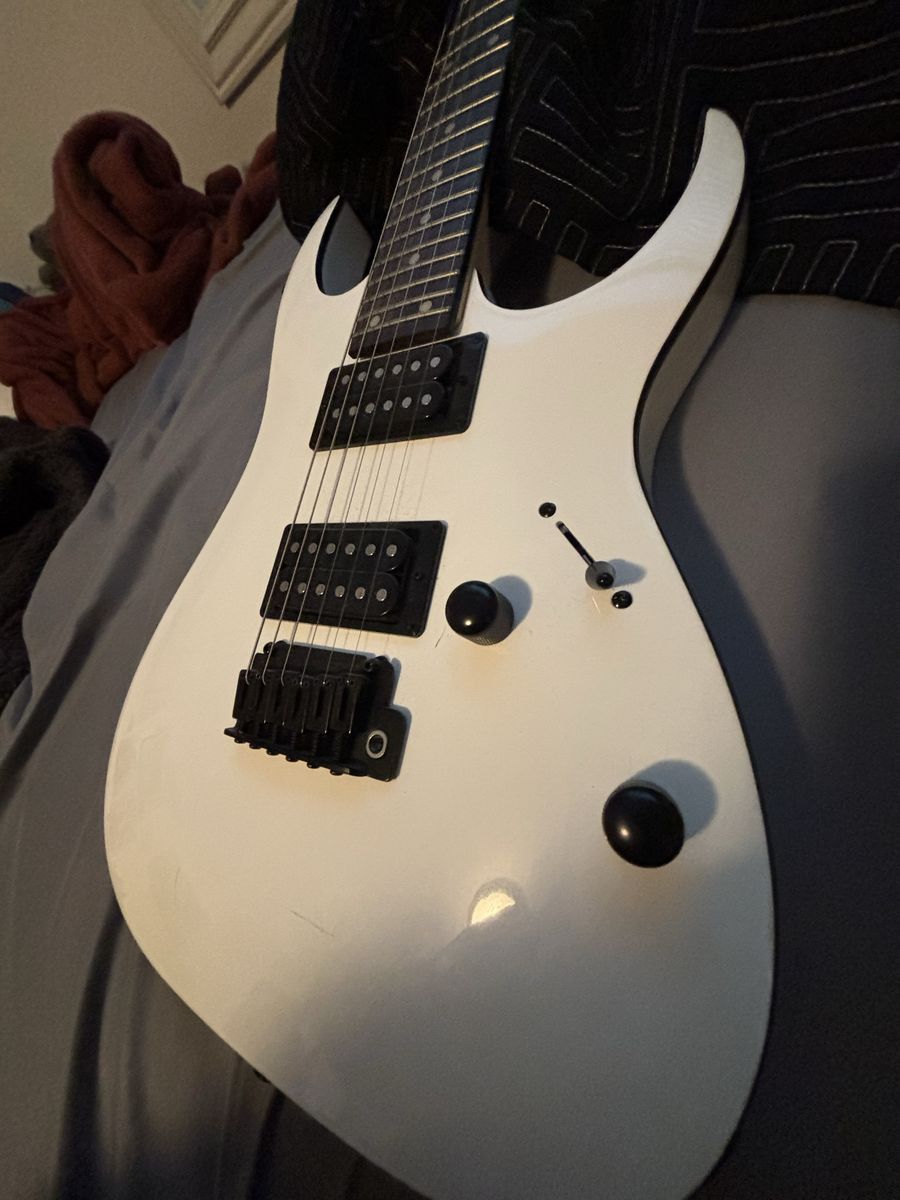Ibanez Electric Guitar - Excellent Condition)