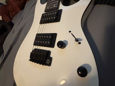 Ibanez Electric Guitar - Excellent Condition)
