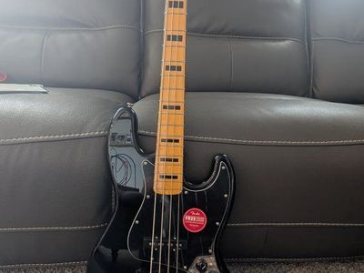 Squier by Fender Classic Vibe 70s Jazz Bass - Black, Sweetwater Inspected