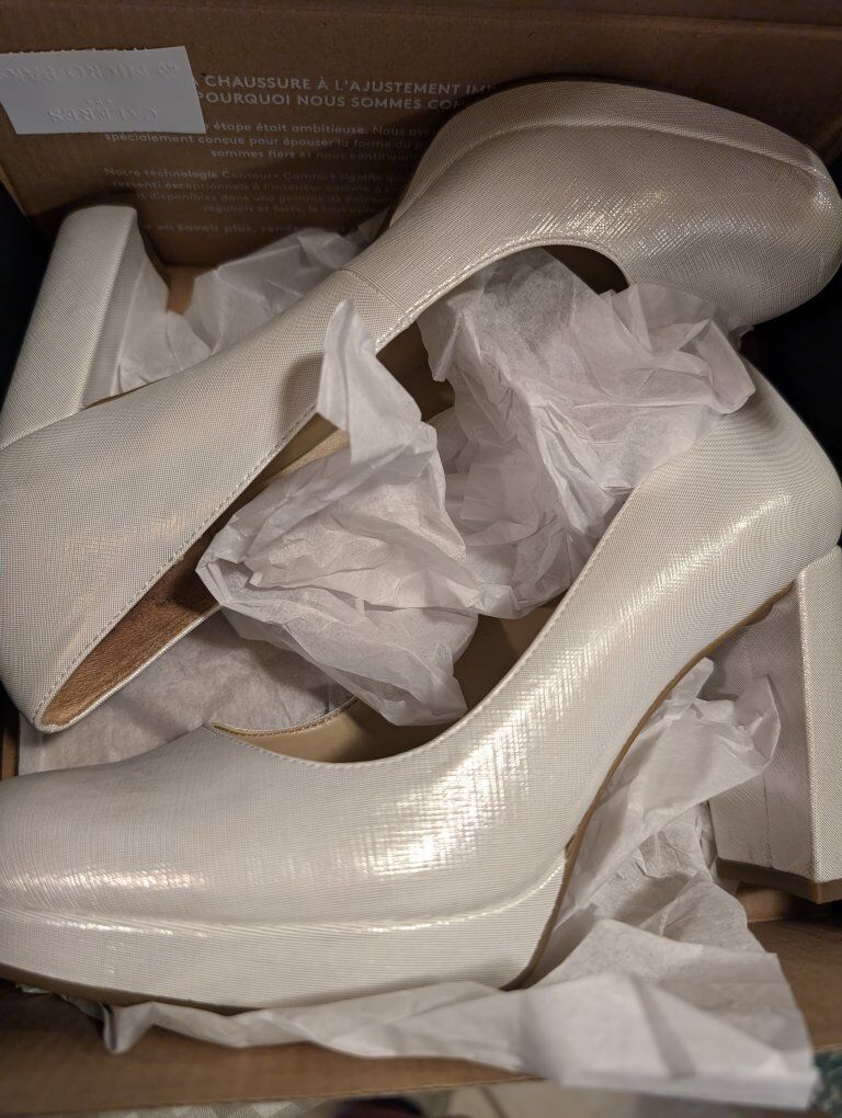 White dress shoes. like new. Naturalize Berlin 7.5