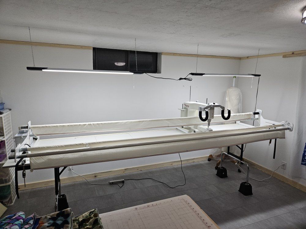 Handi Quilter Simply Sixteen Longarm Quilting Machine with Frame Set