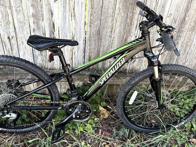 Kids Specialized 24” wheel Hotrock kids Mtn bike w front suspension and disc brakes! 24 speed super light & strong