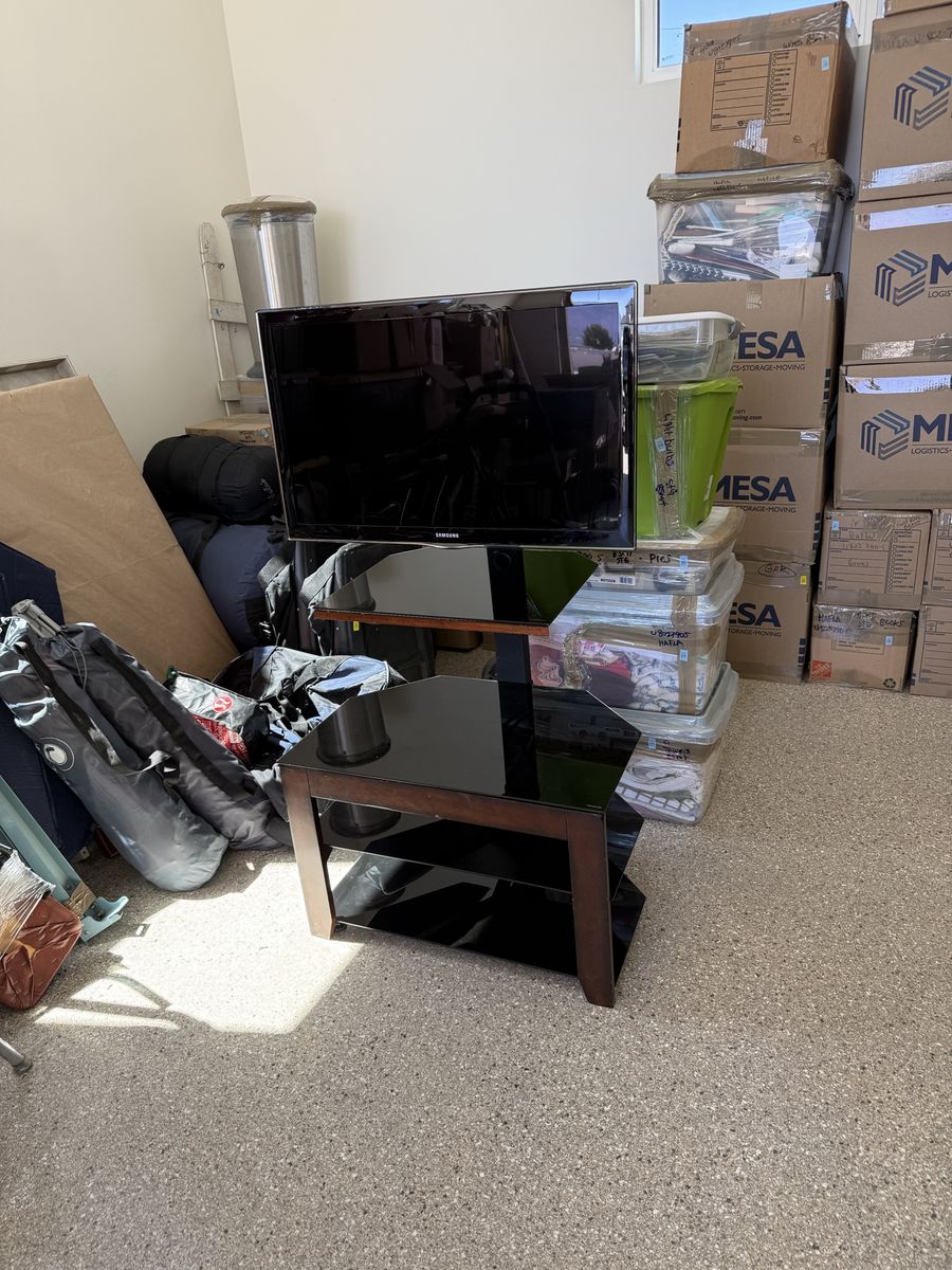 32 inch Samsung LCD TV with Retro Glass Shelf Stnd