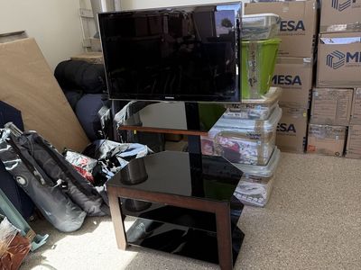 32 inch Samsung LCD TV with Retro Glass Shelf Stnd