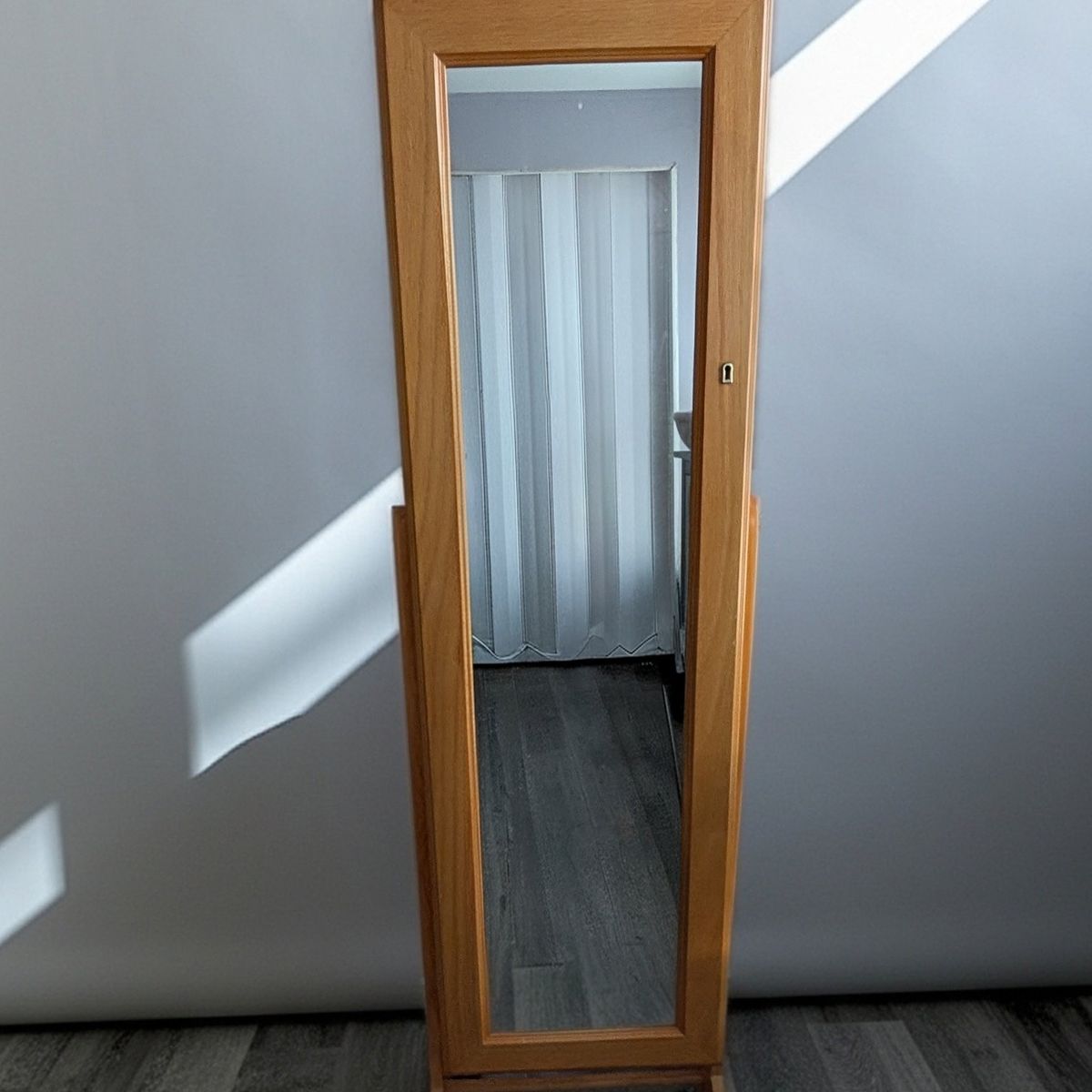 Jewelry stand/mirror