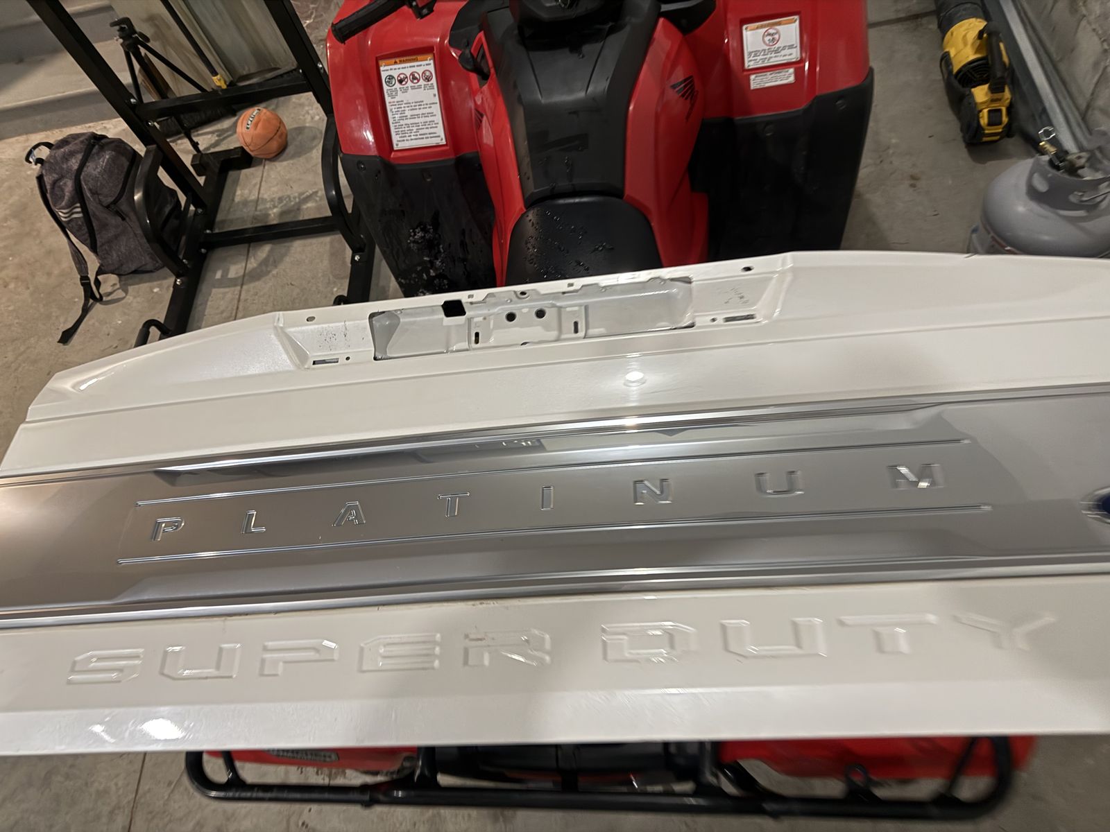 Ford F-350 Platinum White Pearl Tailgate