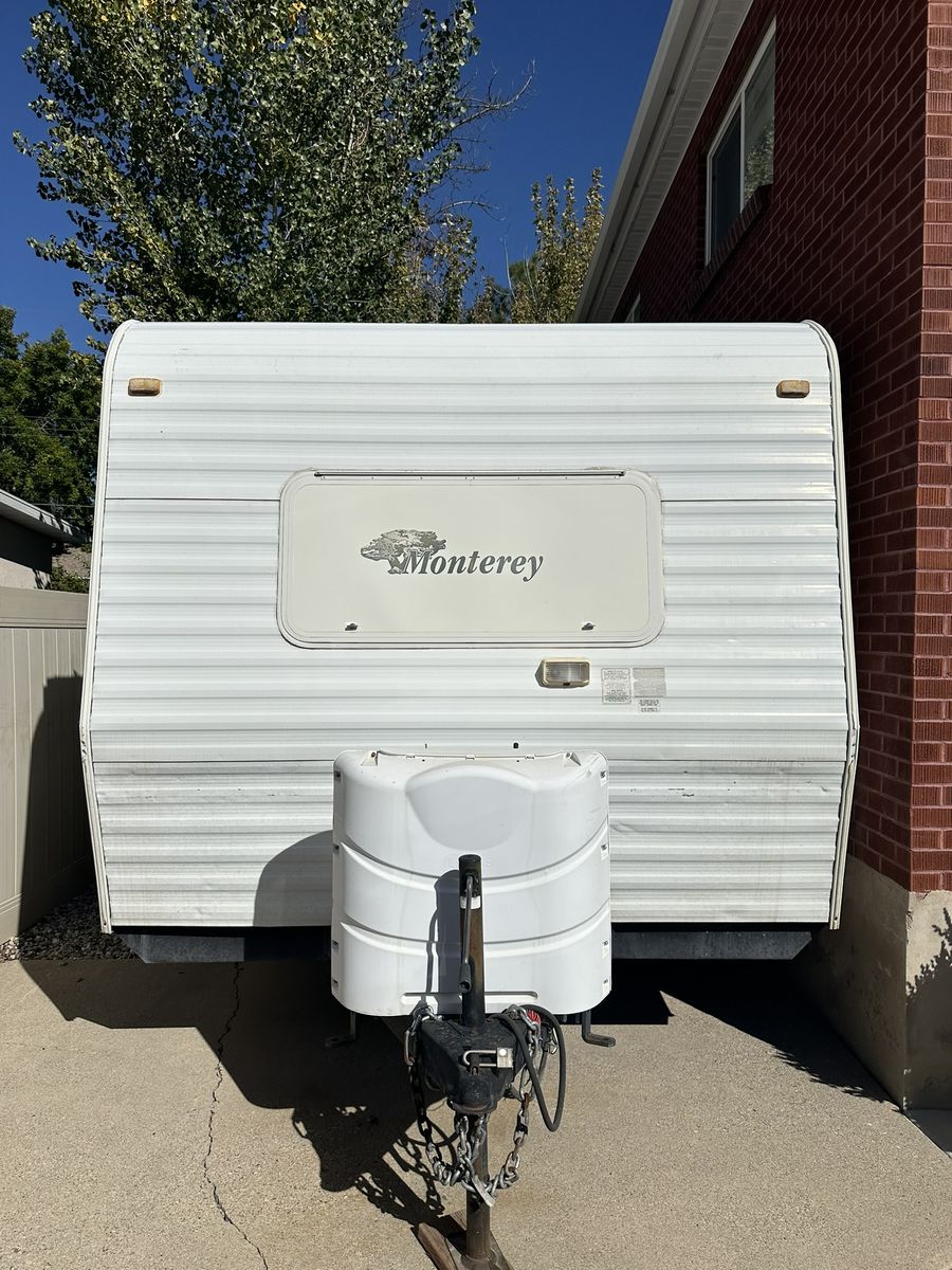 2005 Monterey 20' travel trailer by Extreme RV with large U-Shaped dining table