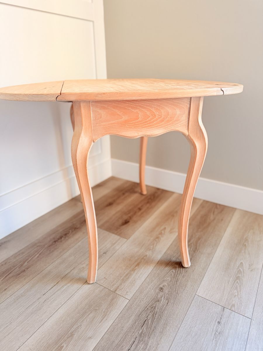 Hammary Wooden Drop Leaf Accent Table with Drawer and Cabriole Legs