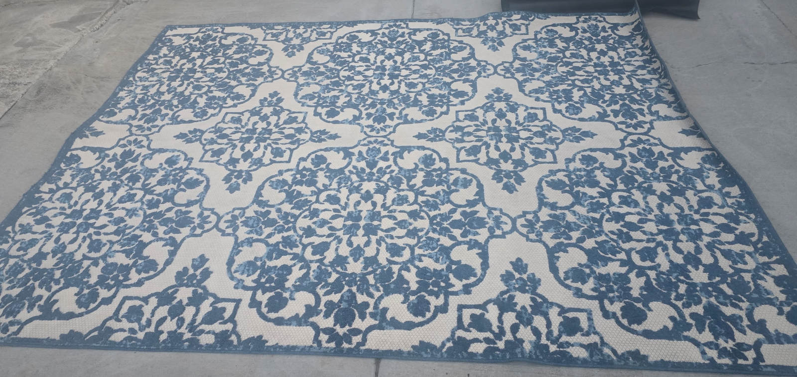 Elegant Blue and Cream Damask Indoor/Outdoor Area Rug