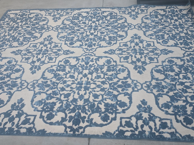Elegant Blue and Cream Damask Indoor/Outdoor Area Rug