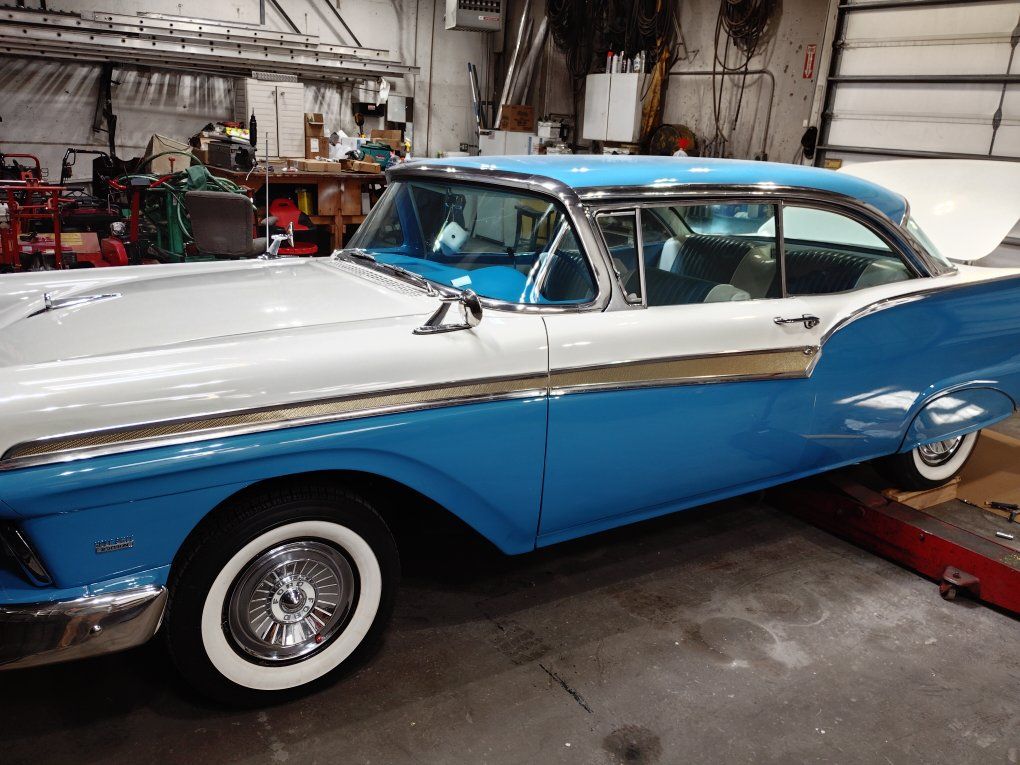 1957 FORD ANTIQUE