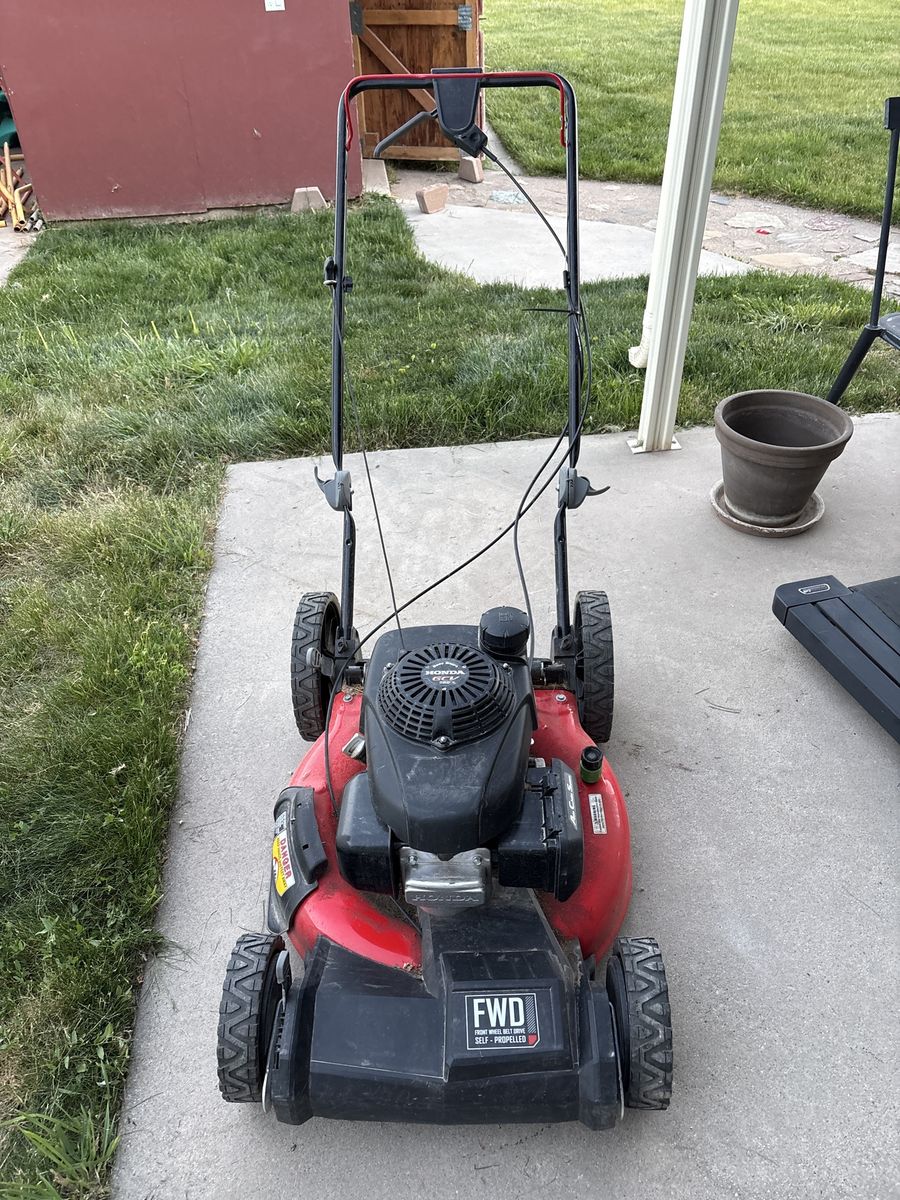 Murray 21" FWD Self-Propelled Gas Walk-Behind Lawn Mower - Red/Black