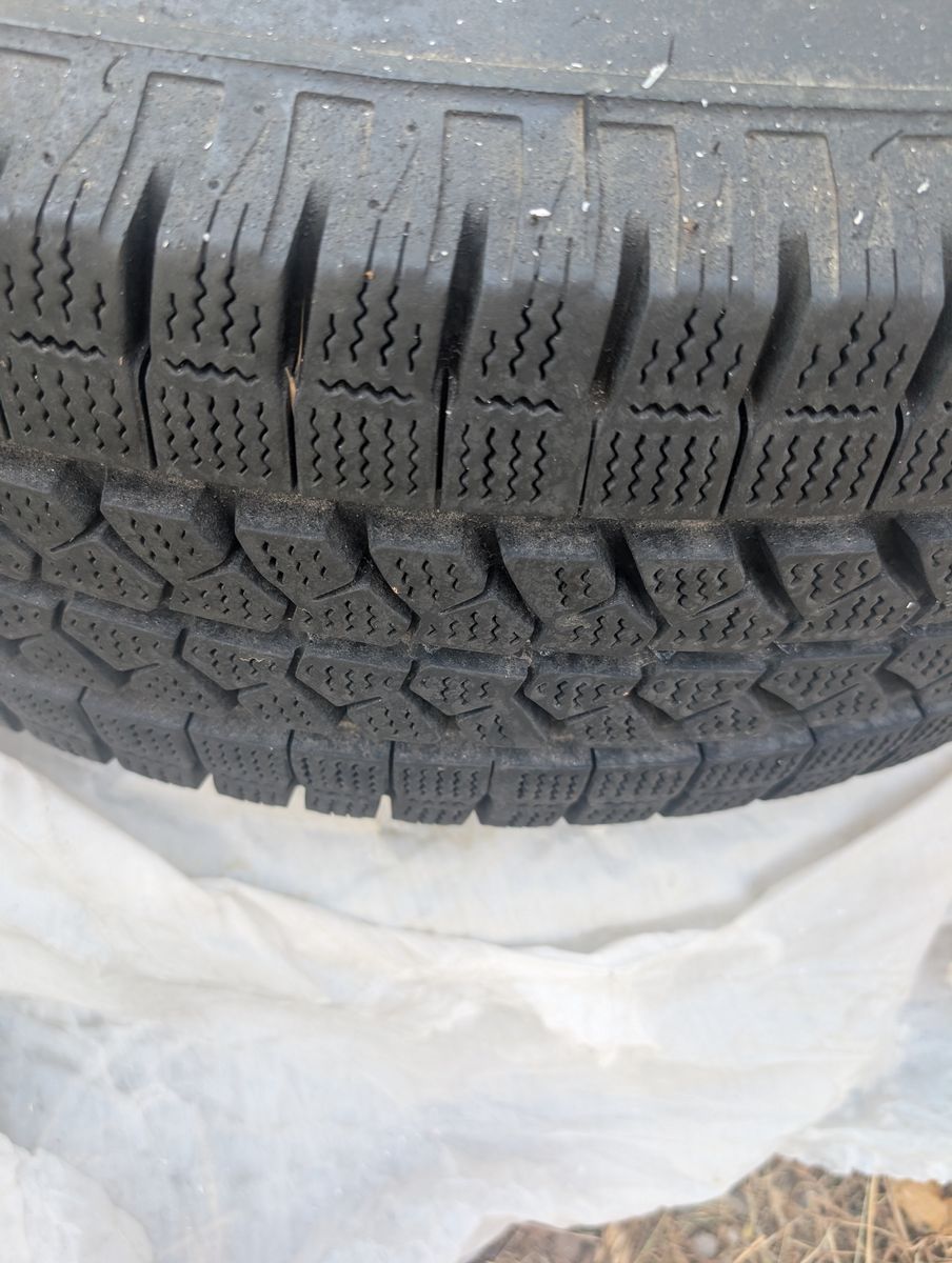4 Bridgestone Blizzaks on rims LT245/75/17