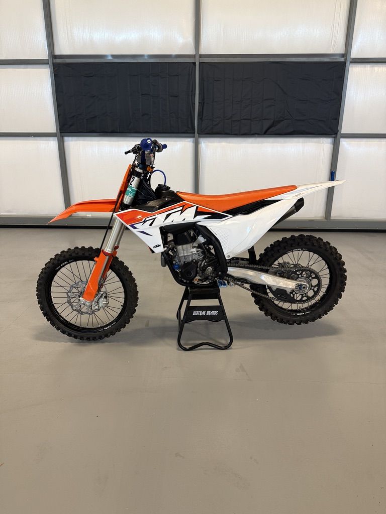 2023 KTM 450 SXF, with separate paddle tire