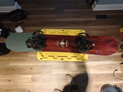 Arbor Element Camber Snowboard with step in Bindings 160 cm - only ridden a few times.
