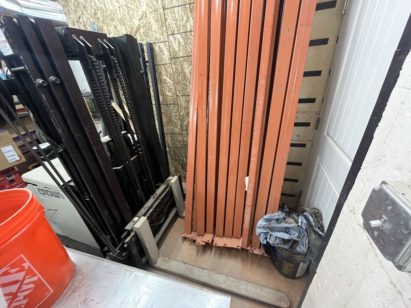 CROWN FORKLIFT/STACKER