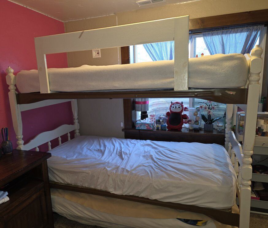 Twin bunk bed with both mattresses