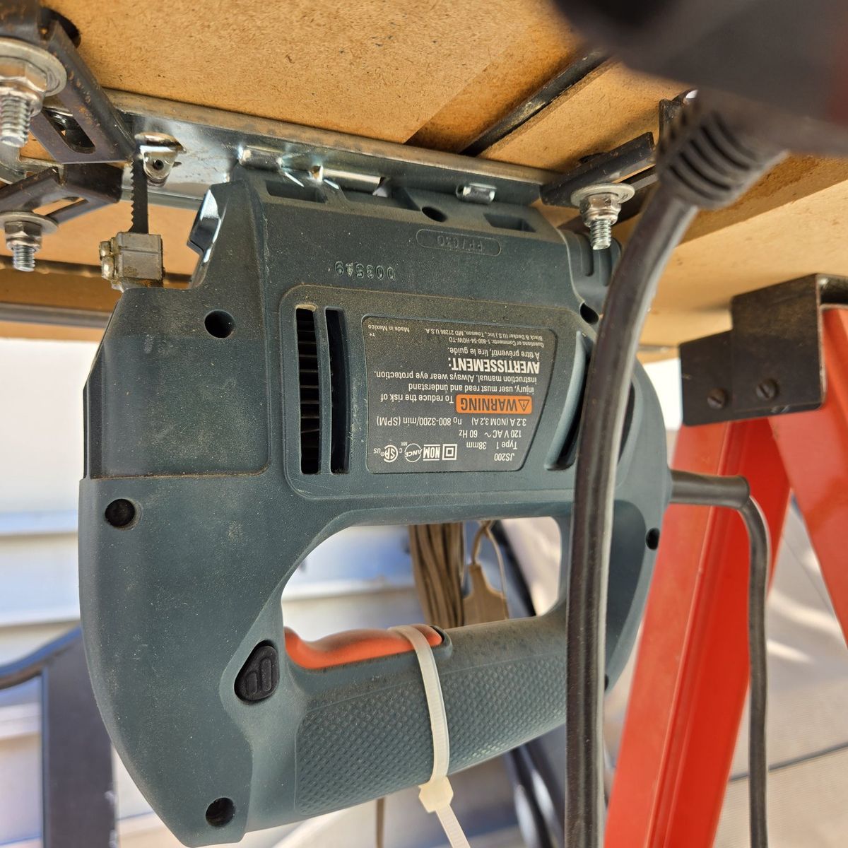 Dremel 1630 Saw Table with Mounted Jigsaw - Versatile Woodworking Tool