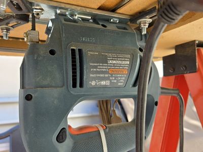 Dremel 1630 Saw Table with Mounted Jigsaw - Versatile Woodworking Tool