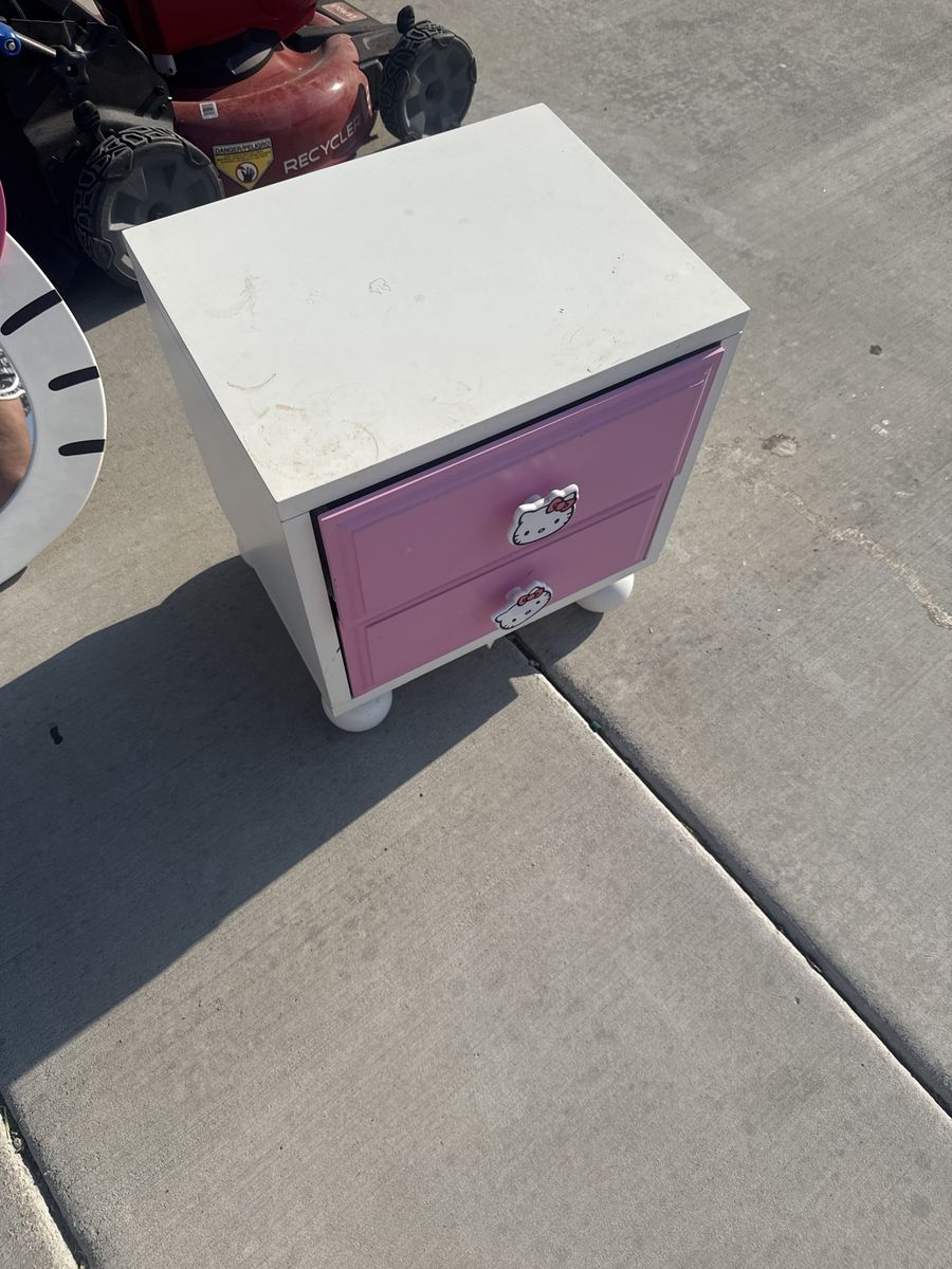 Hello kitty set dresser