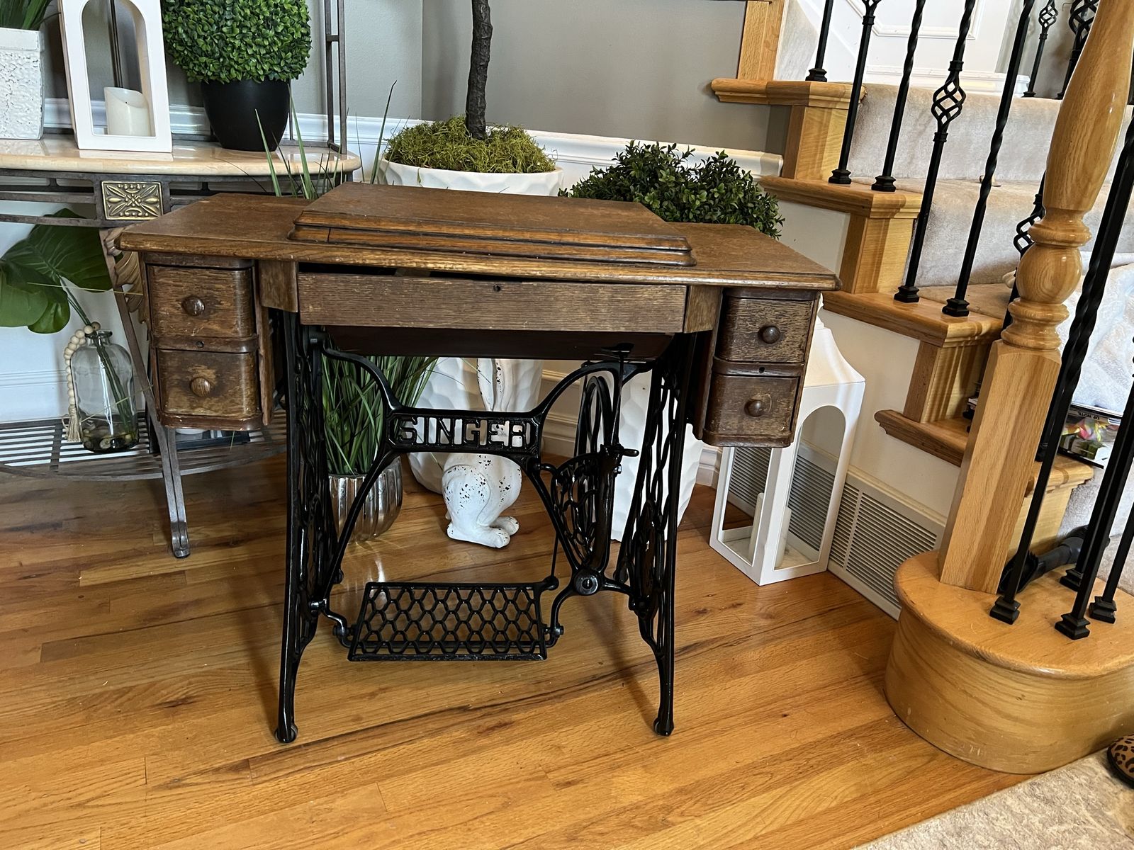Singer antique sewing machine in wood & Rod iron table