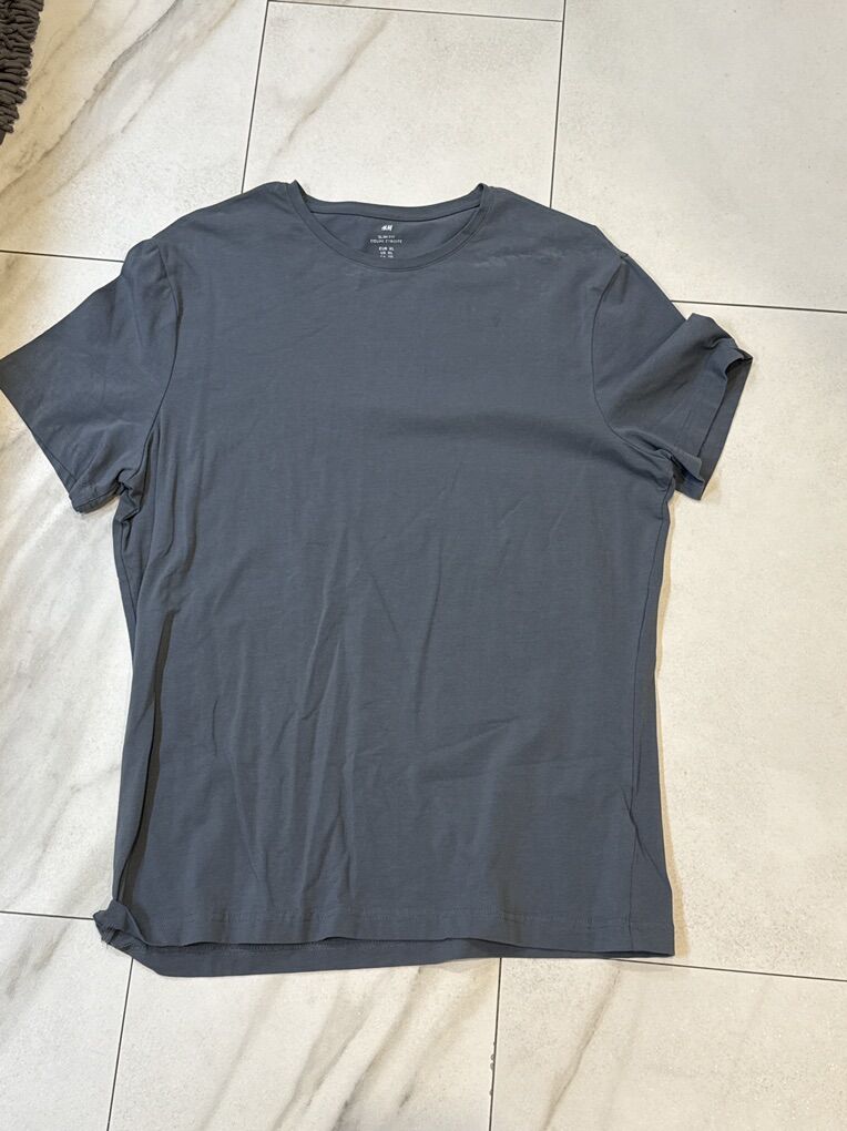 H&M Slim Fit Size XL Gray T-Shirt.