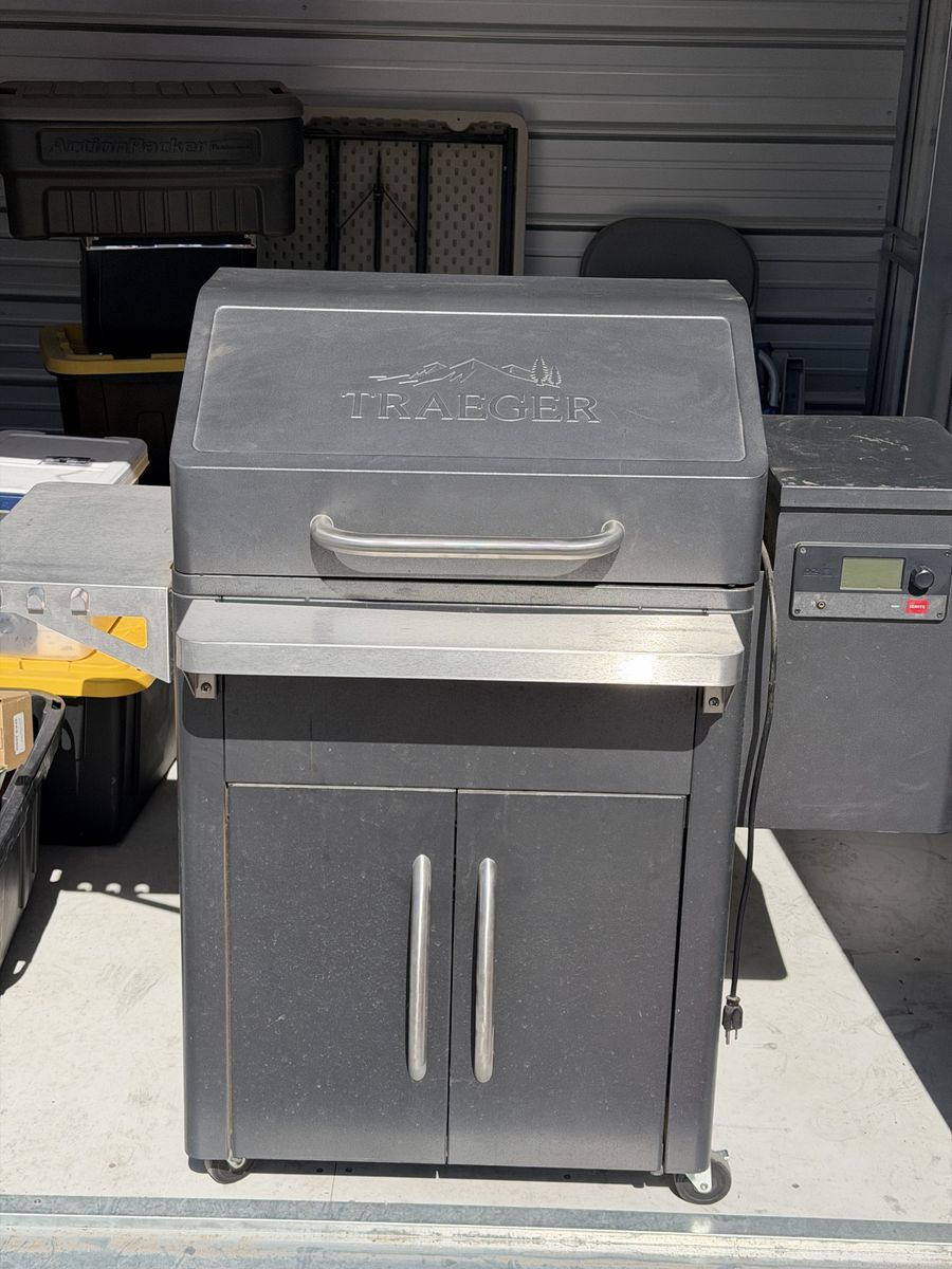 Traeger Select Elite Pellet Grill with Cabinet Base – Excellent Condition