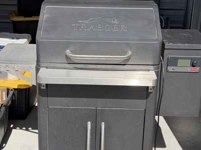 Traeger Select Elite Pellet Grill with Cabinet Base – Excellent Condition