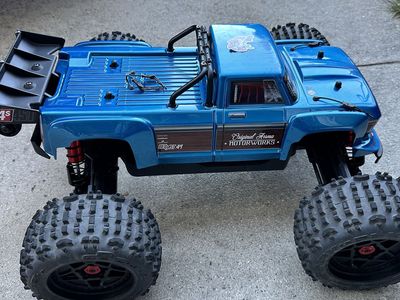 Like New Arrma Outcast V2 4S + Battery + Charger