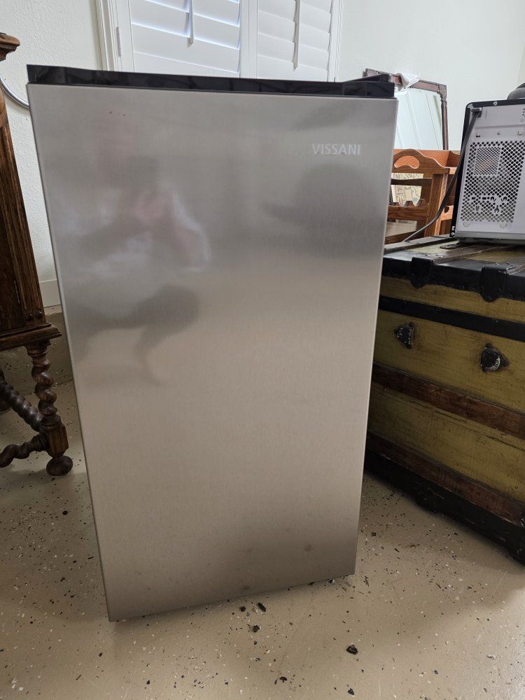 Vissani mini fridge