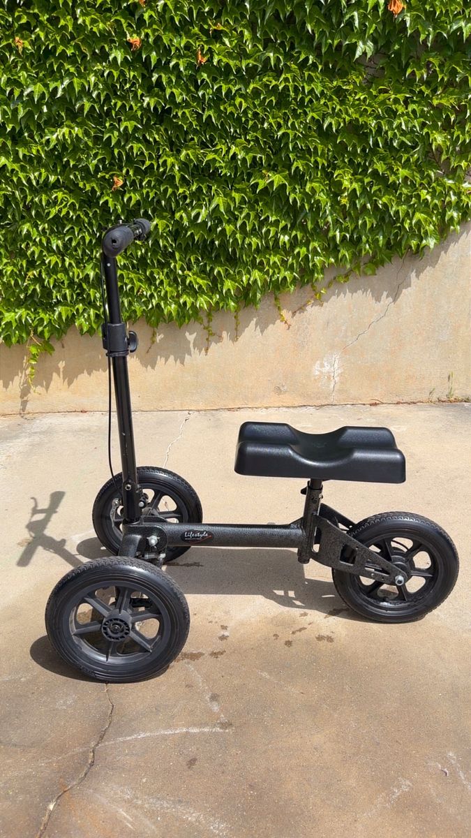 Three wheel knee scooter off-road tires