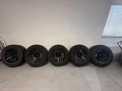 Set of 5 Jeep XD855 Wheels with 35x12.5x20 Tires