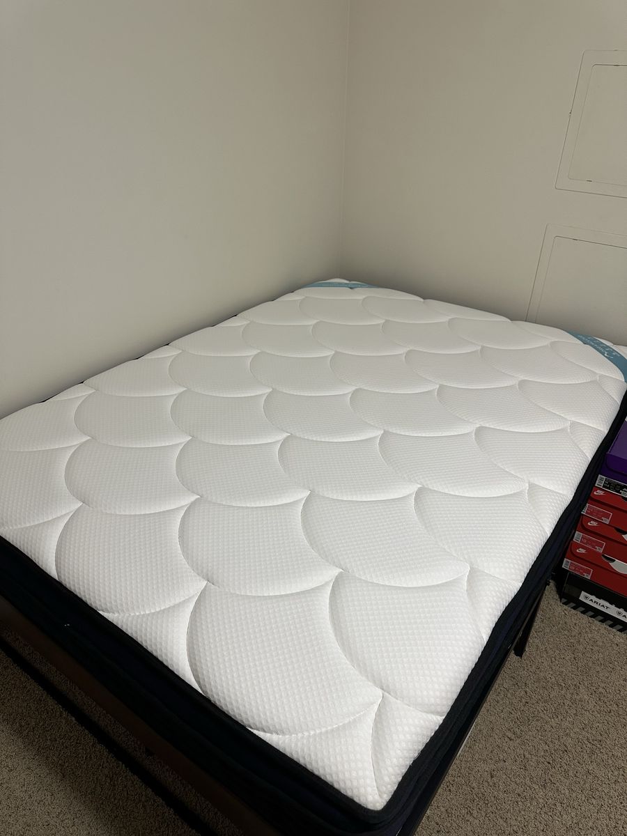 Full size mattress & bed frame - Dreamcloud