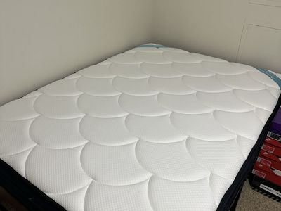 Full size mattress & bed frame - Dreamcloud