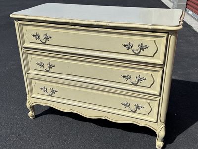 Beautiful French Provincial dresser w mirror drawers works great. Hollywood regency