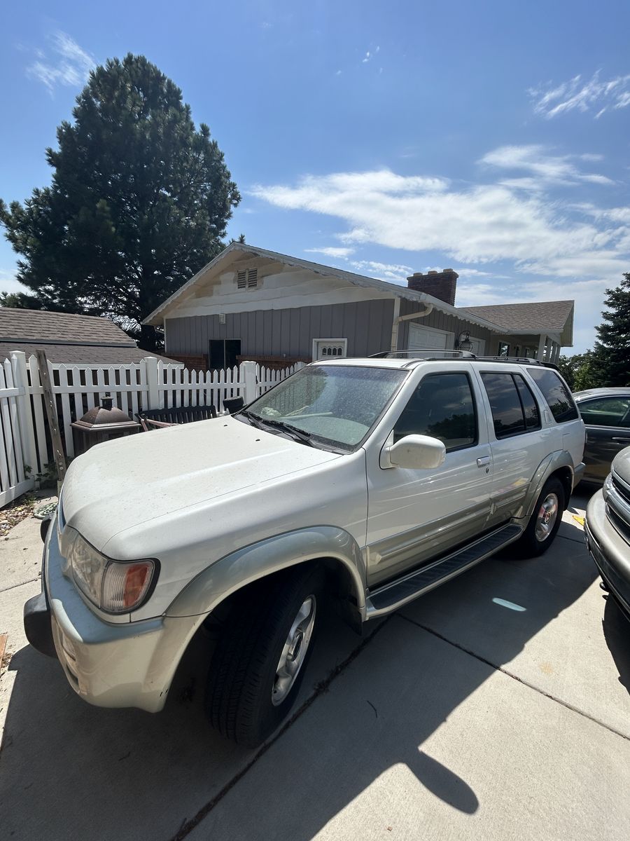 2000 Infiniti QX4 Base