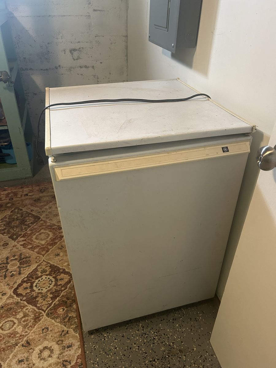 GE Compact Refrigerator / Mini Fridge - White