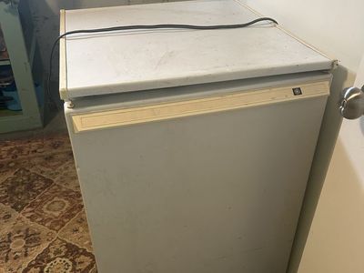 GE Compact Refrigerator / Mini Fridge - White