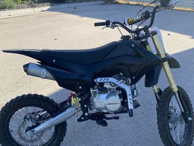 125cc 4-stroke SYX beginner dirt bike with kick start.