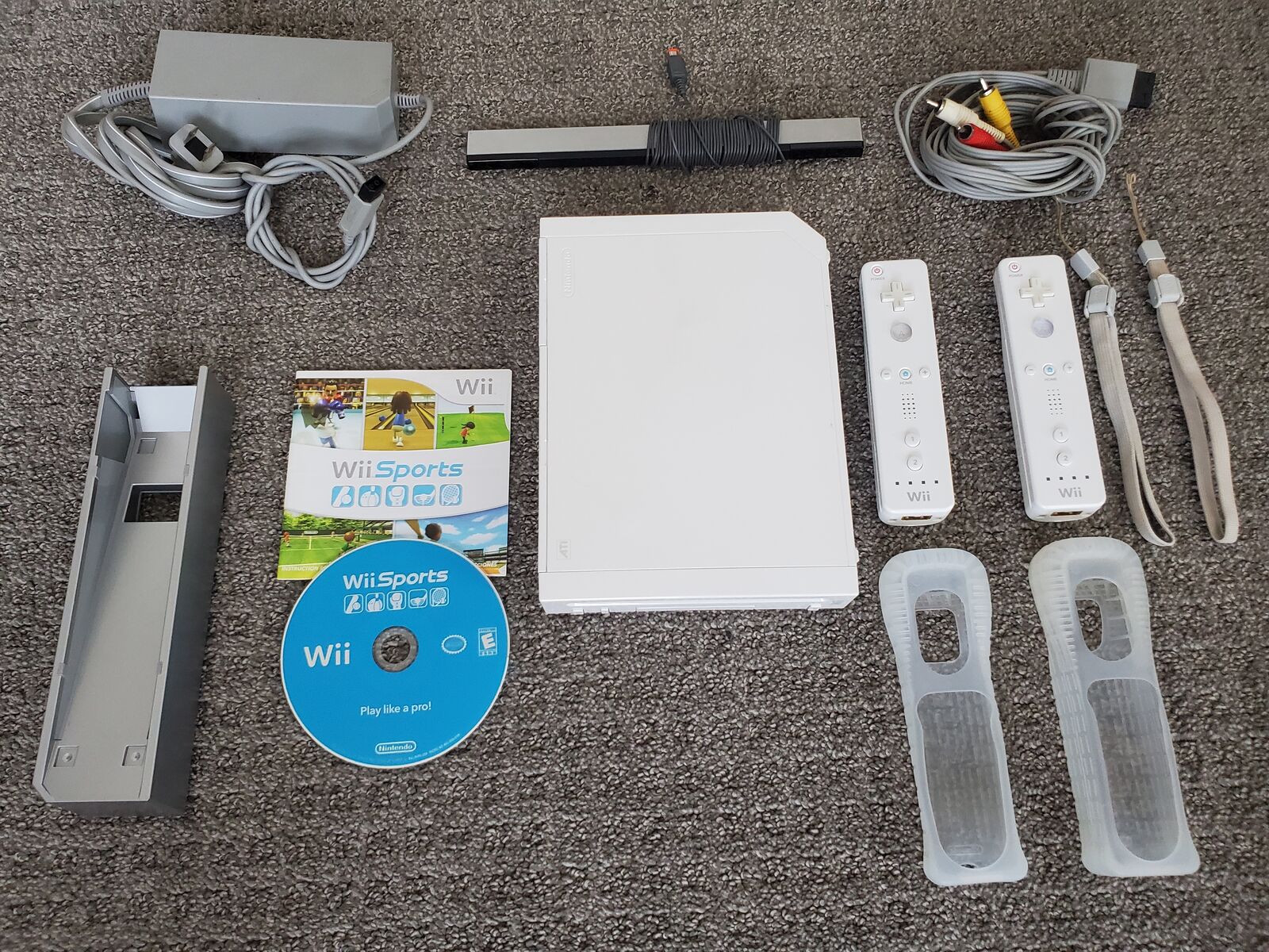 White Nintendo Wii Console w/ Wii Sports Game 2 Controllers TESTED